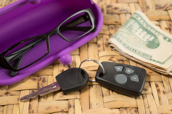 Personal belongings of typical woman, daily life concept, mobile phone, car keys, glasses and money spread out — Stock Photo, Image