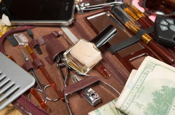 Personal belongings of typical woman, daily life concept, mobile phone, car keys, glasses and money spread out — Stock fotografie