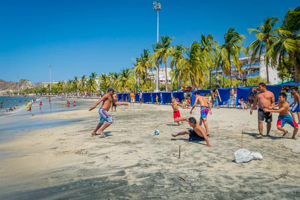 Neznámé turisté hrát plážový fotbal v Santa Marta, Kolumbie — Stock fotografie