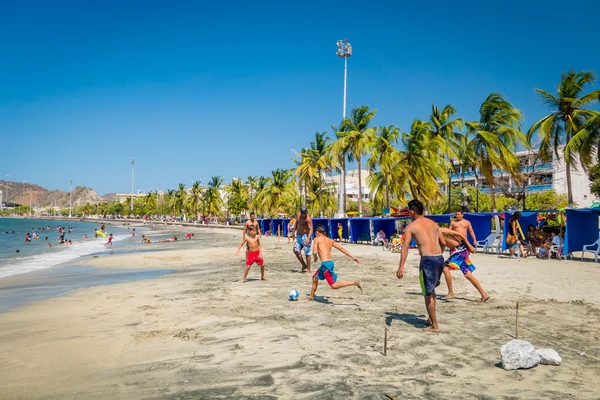 Neznámé turisté hrát plážový fotbal v Santa Marta, Kolumbie — Stock fotografie