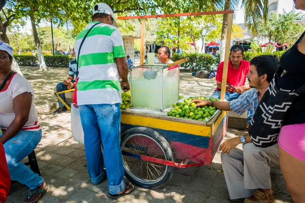 Lemonad gatuförsäljare, Santa Marta, Karibiska stad i norra Colombia — Stockfoto