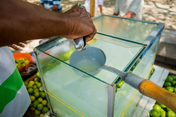 Limonade-Straßenverkäufer, Santa Marta, karibische Stadt im Norden Kolumbiens — Stockfoto