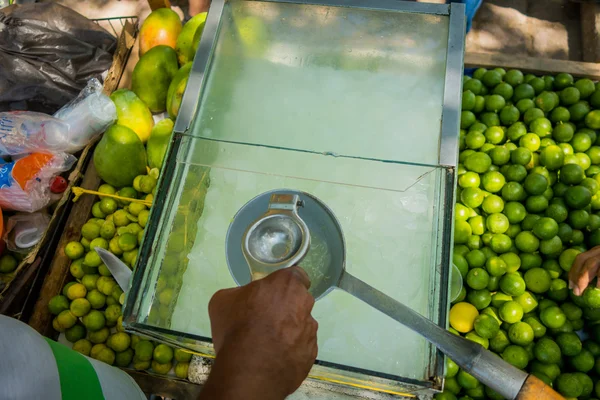柠檬水街头小贩，圣玛尔塔在哥伦比亚北部加勒比城市 — 图库照片