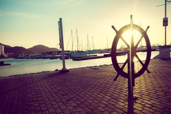 Vintage helm boat steering wheel in esplanade, Santa Marta, Colombia — Stock Photo, Image