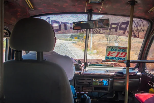 Bus and driver in Santa Marta, caribbean city, Colombia — Stock Photo, Image