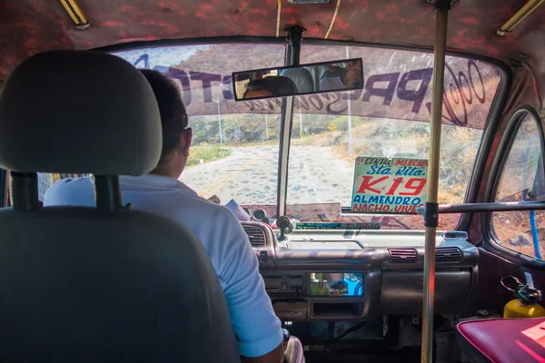 Bus und Fahrer in Santa Marta, karibische Stadt, Kolumbien — Stockfoto