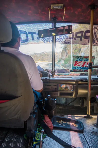 Bus und Fahrer in Santa Marta, karibische Stadt, Kolumbien — Stockfoto