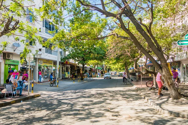 Rua movimentada em Santa Marta, cidade caribenha, norte da Colômbia — Fotografia de Stock