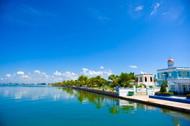 Cienfuegos, Cuba - 12 Eylül 2015: bina Cienfuegos yat kulübü ve marina parlak gün ışığı güneş altında