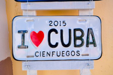 Cienfuegos, Cuba - 12 Eylül 2015: Geleneksel ruhsat plaka Hatıra olarak Satılık