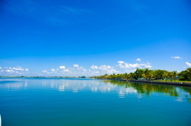 Cienfuegos, Cuba - 12 Eylül 2015: bina Cienfuegos yat kulübü ve marina parlak gün ışığı güneş altında