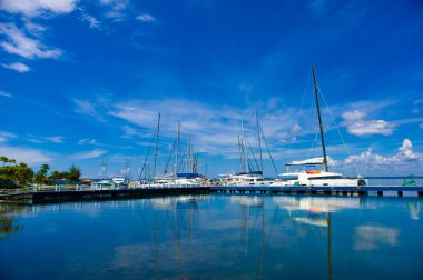 Cienfuegos, Cuba - 12 Eylül 2015: bina Cienfuegos yat kulübü ve marina parlak gün ışığı güneş altında