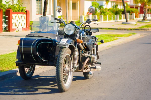 CIENFUEGOS, CUBA - 12 SEPTEMBRE 2015 : la moto avec side-car est toujours en service et les vieux sont devenus une vue emblématique — Photo
