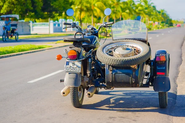 CIENFUEGOS, CUBA - 12 SEPTEMBRE 2015 : la moto avec side-car est toujours en service et les vieux sont devenus une vue emblématique — Photo