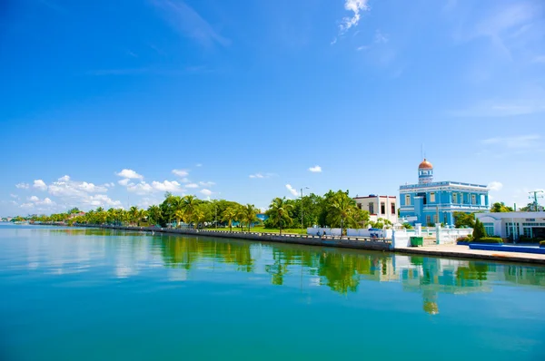 Cienfuegos, kuba - 12. september 2015: cienfuegos yatch club building und marina unter heller sonne — Stockfoto