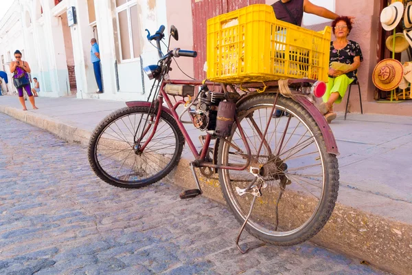 シエンフエーゴス (キューバ)-2015 年 9 月 12 日: ホーム製ペダル ・ ガス動力を与えられた自転車. — ストック写真