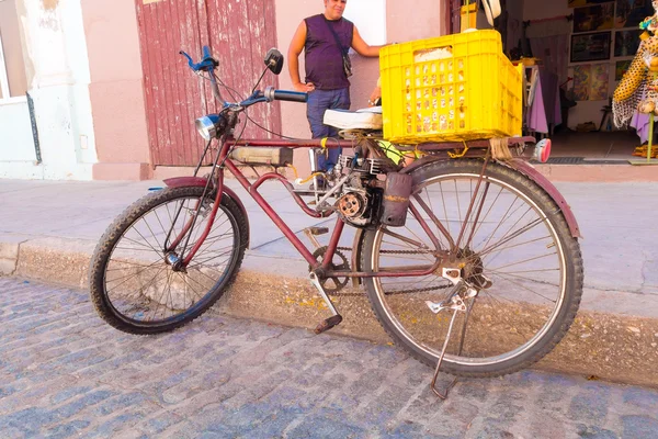 Сьєнфуегос, Куби - 12 вересня 2015: додому зробив педалі і газ powered велосипеда. — стокове фото