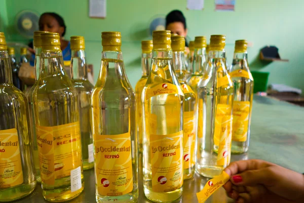 Pinar Del Rio, Kuba - 13 September 2015: Guayabita alkoholhaltiga beberages fabrik i stadens centrum — Stockfoto