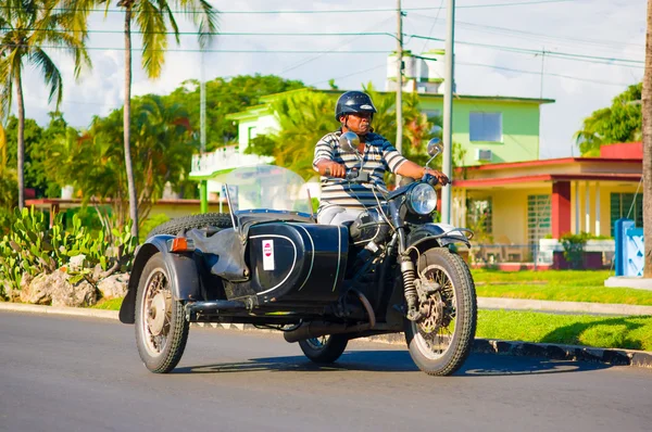 Cienfuegos, kuba - 12. September 2015: Motorrad mit Beiwagen sind immer noch im Einsatz und Oldtimer sind zu einer Ikone geworden — Stockfoto