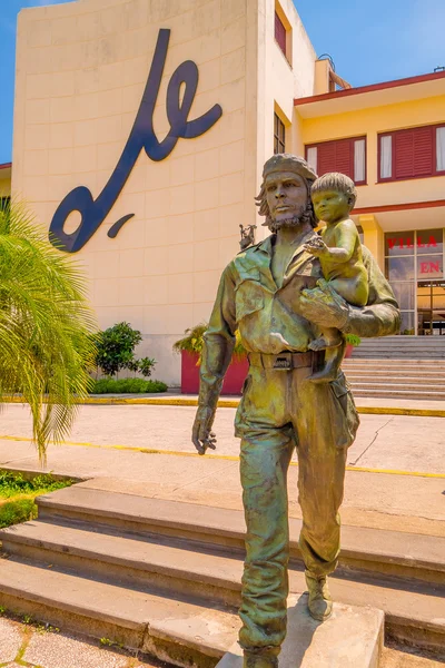 SANTA CLARA, CUBA - 5 SEPTEMBRE 2015 : Statue de Che Guevara. Le monument a été conçu par José Delarra, est aujourd'hui un point de repère touristique . — Photo