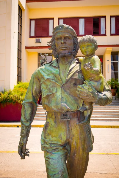 SANTA CLARA, CUBA - SEPTEMBER 5, 2015: Che Guevara statue. The monument was designed by Jose Delarra, nowadays is a tourist landmark. — Stock Photo, Image