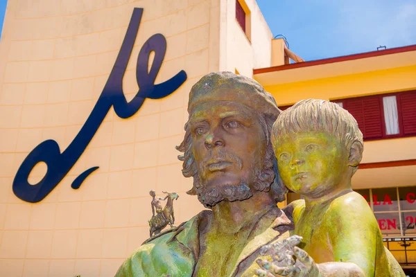 SANTA CLARA, CUBA - 5 SETTEMBRE 2015: La statua di Che Guevara. Il monumento è stato progettato da Jose Delarra, oggi è un punto di riferimento turistico . — Foto Stock