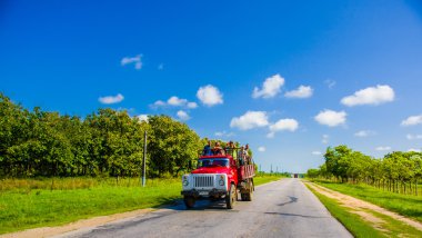 Orta yol, Küba - 06 Eylül 2015: Amerikan Oldtimer ulaşım için kullanılan kırsal yol sistemi