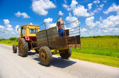 Orta yol, Küba - 06 Eylül 2015: retro vintage klasik otobüs ayakta yol görünümünü şaşırtıcı