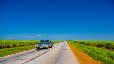 Orta yol, Küba - 06 Eylül 2015: Amerikan Oldtimer ulaşım için kullanılan kırsal yol sistemi