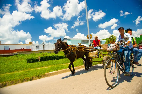 CENTRAL ROAD, CUBA - SEPTEMBER 06, 2015: Horse and a cart on a street in rural, Cuba. — Stock Photo, Image