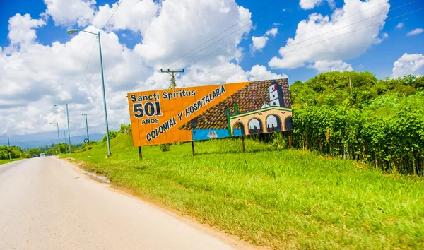 CENTRAL ROAD, CUBA - SEPTEMBER 06, 2015: Communist propaganda billboard in the rural highway system — Stock Photo, Image