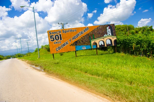 CENTRAL ROAD, CUBA - SEPTEMBER 06, 2015: Communist propaganda billboard in the rural highway system — Stock Photo, Image