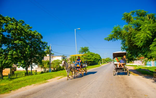 CENTRAL ROAD, CUBA - SEPTEMBER 06, 2015: Horse and a cart on a street in rural, Cuba. — Stock Photo, Image