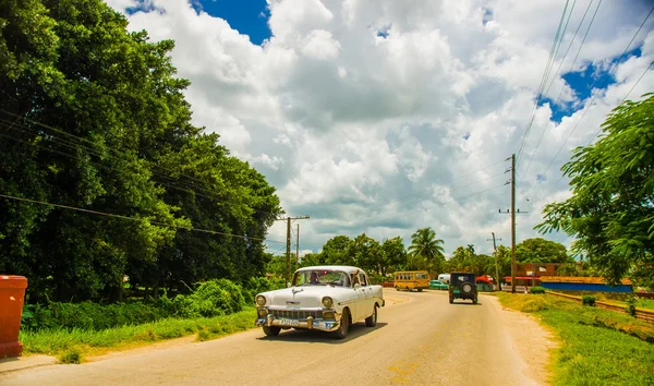 CENTRAL ROAD, CUBA - SEPTEMBER 06, 2015: American Oldtimer in the rural road system used for transportation — Stock Photo, Image