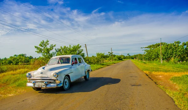Zentrale straße, kuba - september 06, 2015: amerikanische oldtimer im ländlichen straßensystem für den transport — Stockfoto