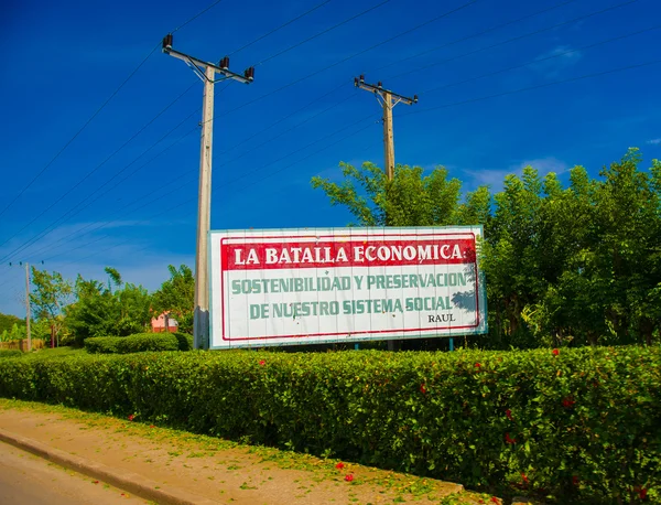 CAMINO CENTRAL, CUBA - SEPTIEMBRE 06, 2015: Cartelera de propaganda comunista en el sistema de carreteras rurales —  Fotos de Stock