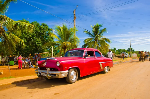 Centrale weg, Cuba - 06 September 2015: Amerikaanse Oldtimer in de landelijke weg systeem dat wordt gebruikt voor het vervoer — Stockfoto