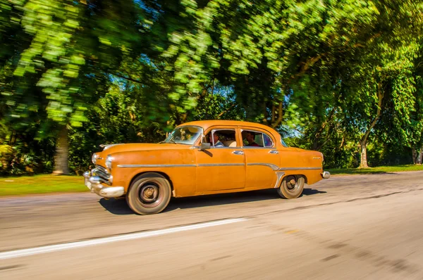 CENTRAL ROAD, CUBA - SEPTEMBER 06, 2015: American Oldtimer in the rural road system used for transportation — Stock Photo, Image
