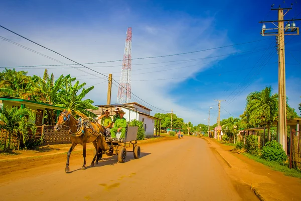 CENTRAL ROAD, CUBA - SEPTEMBER 06, 2015: Horse and a cart on a street in rural, Cuba. — Stock Photo, Image