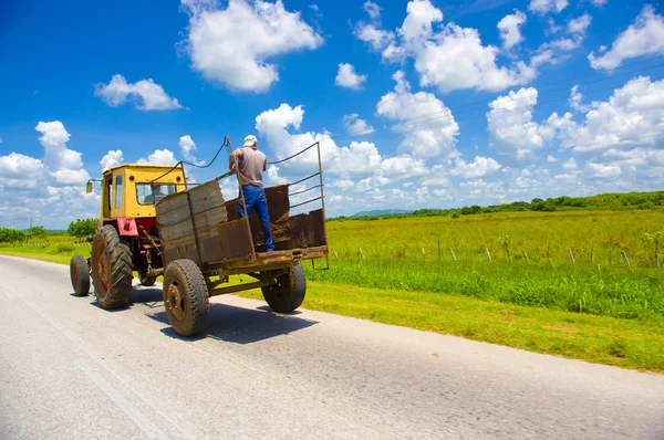 CENTRAL ROAD, CUBA - 06 DE SEPTIEMBRE DE 2015: increíble vista del clásico autobús retro vintage parado en la carretera — Foto de Stock