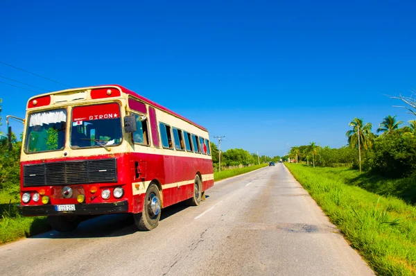CENTRAL ROAD, CUBA - SEPTEMBER 06, 2015: amazing view of vintage retro classic bus standing in the road — Stock Photo, Image