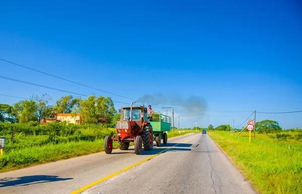 CENTRAL ROAD, CUBA - 06 DE SEPTIEMBRE DE 2015: increíble vista del clásico autobús retro vintage parado en la carretera — Foto de Stock