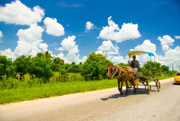 CENTRAL ROAD, CUBA - SEPTEMBER 06, 2015: Horse and a cart on a street in rural, Cuba. — Stock Photo, Image