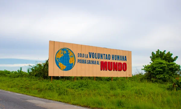 CAMINO CENTRAL, CUBA - SEPTIEMBRE 06, 2015: Cartelera de propaganda comunista en el sistema de carreteras rurales —  Fotos de Stock