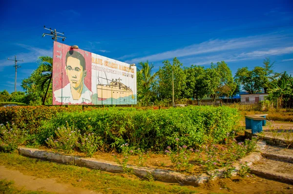 Orta yol, Küba - 06 Eylül 2015: Komünist propaganda billboard kırsal otoyol sistemi — Stok fotoğraf