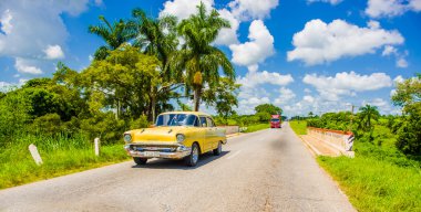 Orta yol, Küba - 06 Eylül 2015: Amerikan Oldtimer ulaşım için kullanılan kırsal yol sistemi