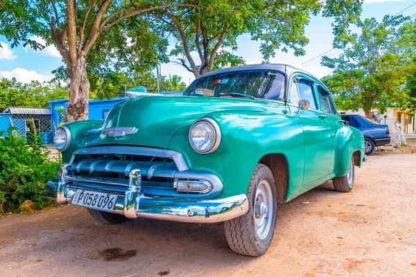 CENTRAL ROAD, CUBA - 06 СЕНТЯБРЯ 2015: American Oldtimer in the rural road system used for transportation — стоковое фото