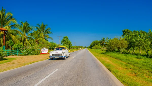 CENTRAL ROAD, CUBA - 06 SETTEMBRE 2015: American Oldtimer nel sistema stradale rurale utilizzato per i trasporti — Foto Stock