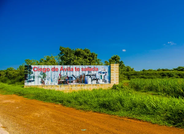 STRADA CENTRALE, CUBA - 06 SETTEMBRE 2015: Manifesto di propaganda comunista nel sistema autostradale rurale — Foto Stock