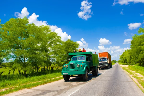 CENTRAL ROAD, CUBA - 06 DE SEPTIEMBRE DE 2015: increíble vista del clásico autobús retro vintage parado en la carretera —  Fotos de Stock